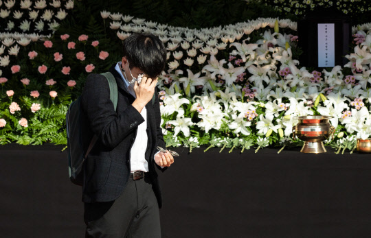 31일 서울광장에 마련된 이태원 사고 사망자 합동분향소를 찾은 한 시민이 이태원 참사 희생자들 조문을 마치고 오열하고 있다. 이슬기기자 9904sul@